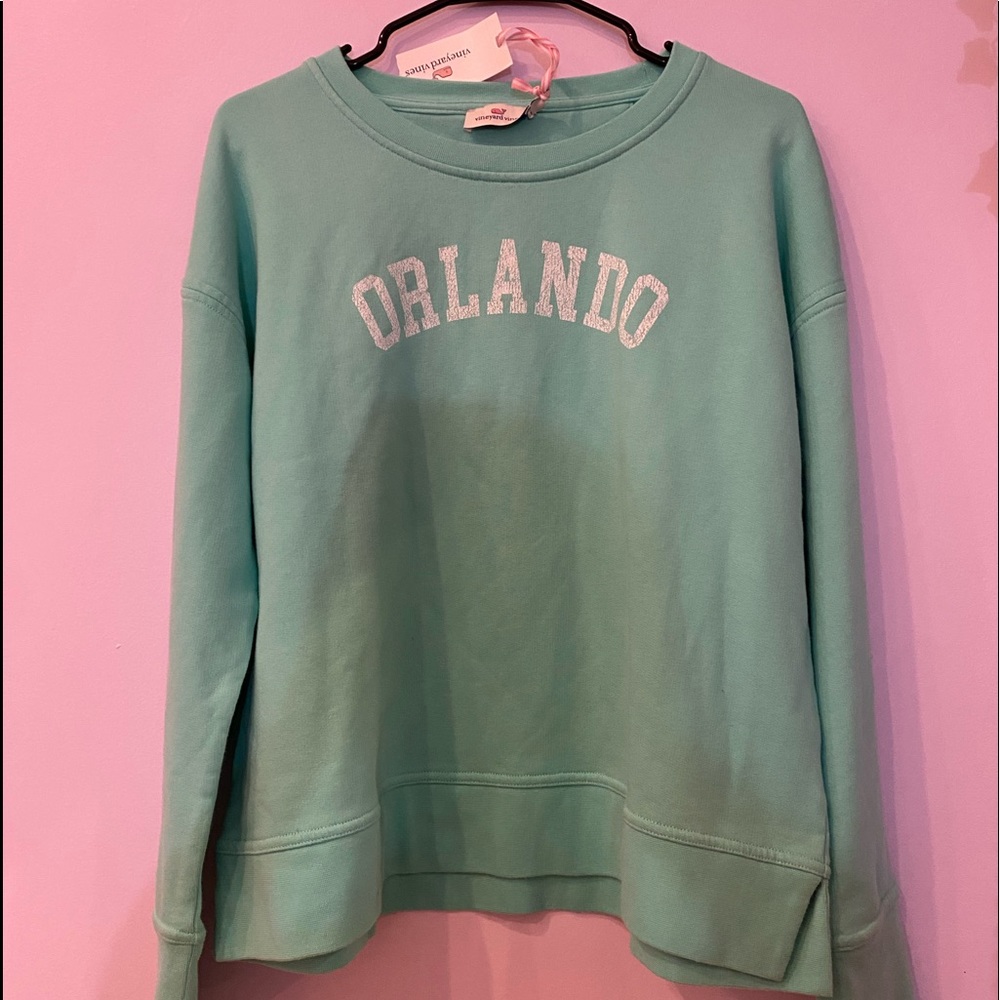 Vineyard Vines Crewneck. Capri Blue. “Orlando” print. Size Medium. NEW WITH TAGS
